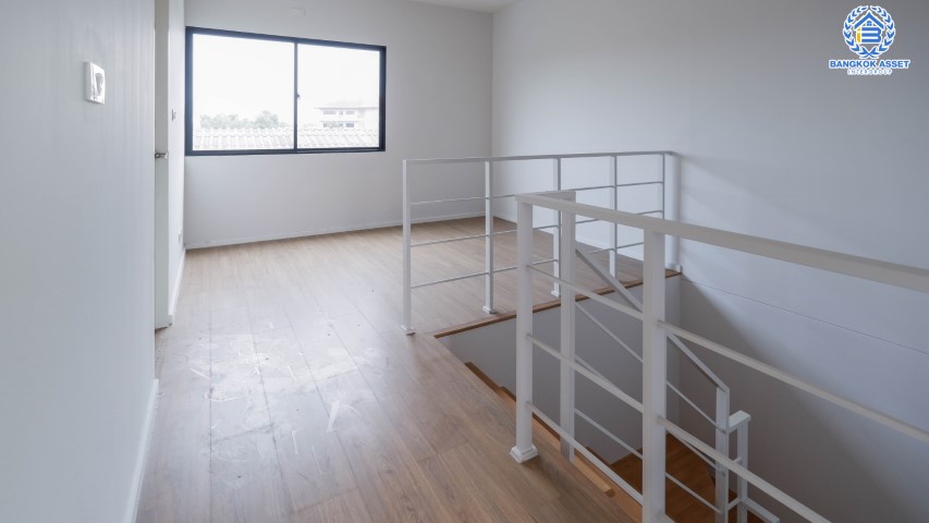 ทาวน์เฮ้าส์มือสองย่านนนทบุรี ม.บ้านกลางเมือง ปิ่นเกล้า-จรัญฯ เนื้อที่กว้าง 21.50 ตร.ว. ฟังก์ชัน 3 ห้องนอน 3 ห้องน้ำ ที่จอดรถ 2 คัน บ้านสภาพเหมือนใหม่ แต่งสวยพร้อมเข้าอยู่ ใกล้รถไฟฟ้าสายสีแดง "สถานีบางบำหรุ" และทางด่วน "ศรีรัช" จองเลย!